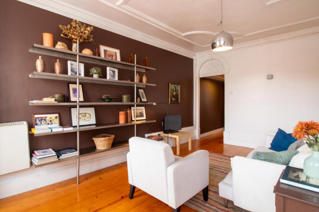 Porto 61 - Bright 2BR w/ Balcony by LovelyStay