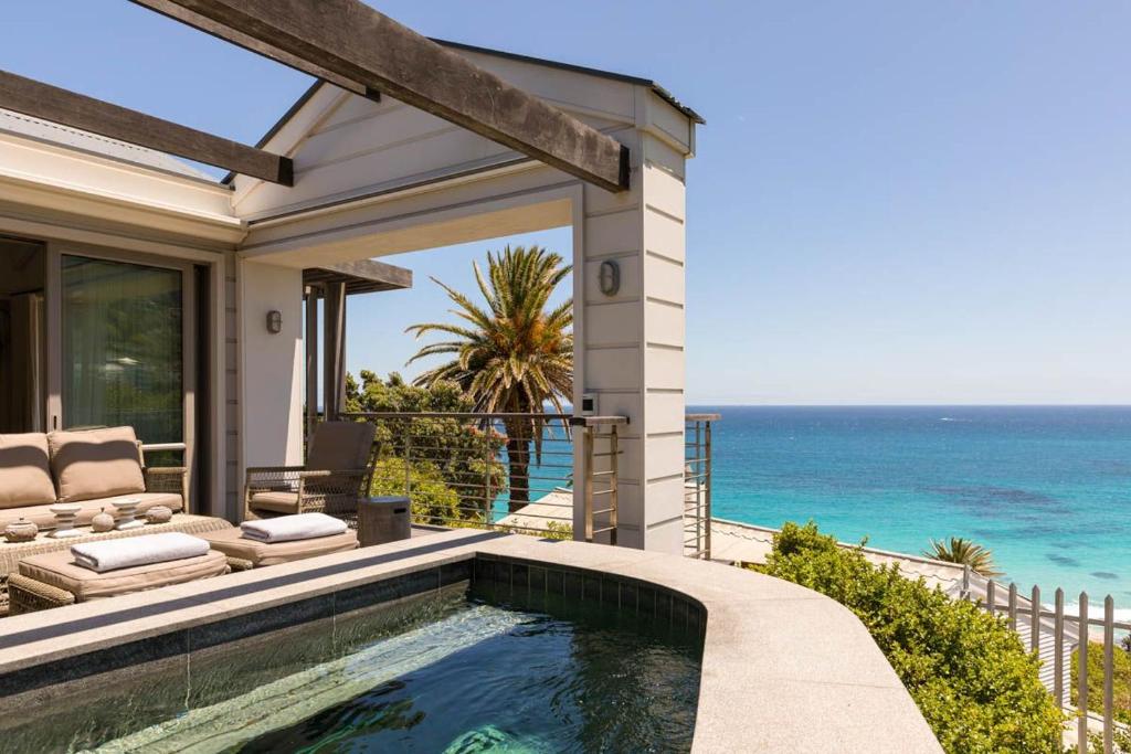 una casa con piscina vicino all'oceano di Bungalow Kloof a Città del Capo