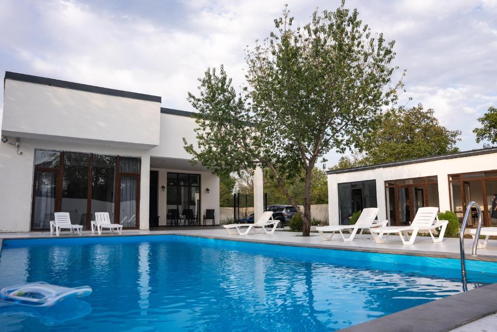 Bazén v ubytování House Mukhrani nebo v jeho okolí