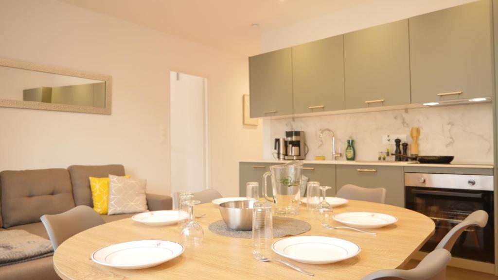 Una mesa de comedor con sillas y una cocina. en OPARADI 'Le Vert d'Opale I' L'escapade idéale à Le Portel, en Le Portel