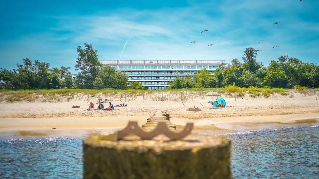 Una vista de una playa con un edificio al fondo. en Seaside Park Hotel, en Kołobrzeg