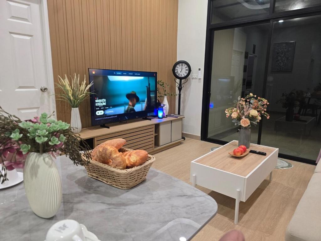 Μια τηλεόραση ή/και κέντρο ψυχαγωγίας στο Klong Loung 2
