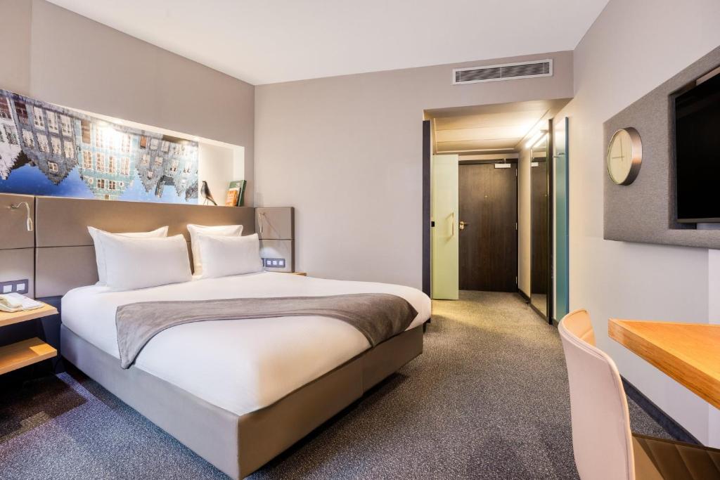 
Standard Queen Room with City View
