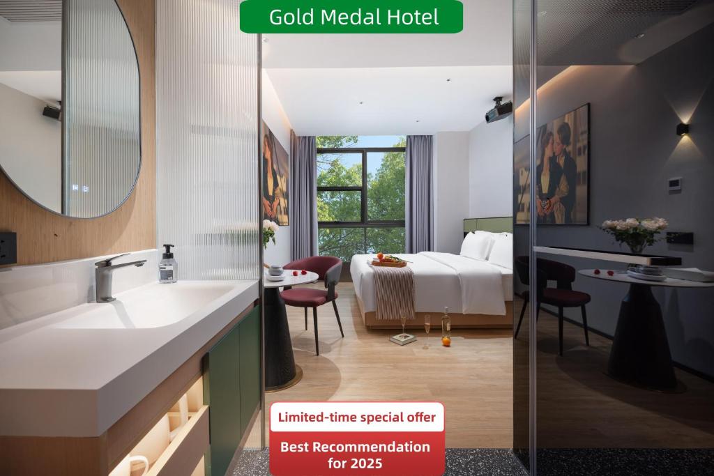 a hotel room with a bed and a bathroom at Kainuo Garden Aesthetic Design Hotel Beijing Road - Shisanhang - Railway Station Metro Station - International Trade Center, Yuexiu District Guangzhou-- Reputation Preferred in Guangzhou