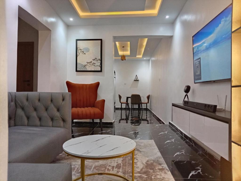 Μια τηλεόραση ή/και κέντρο ψυχαγωγίας στο Bextro Suites Magodo Phase 1 Cozy 2 Bedroom Apartment with Washing Machine