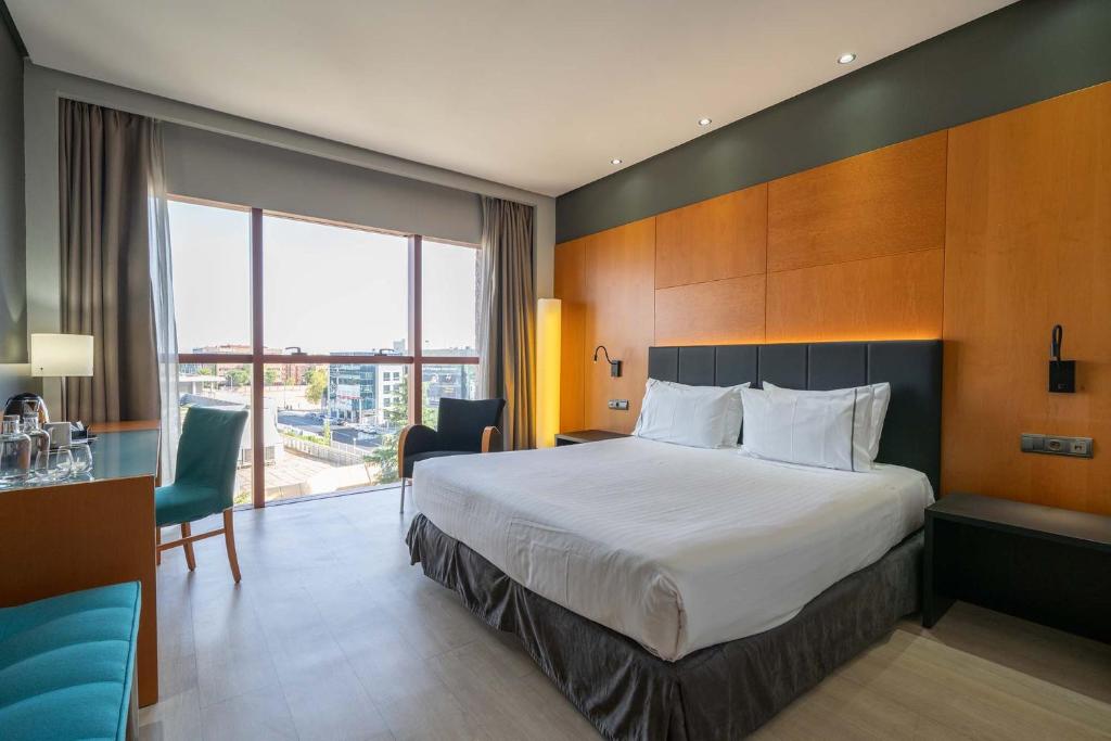 Una cama o camas en una habitación de Eurostars Puerta Madrid
