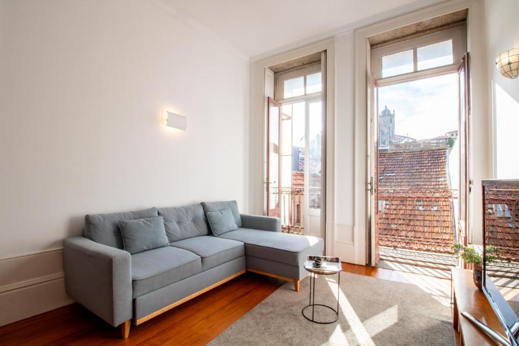 Aurora Heights Apartment by LovelyStay