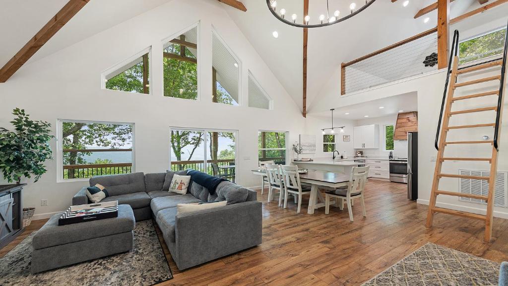 Χώρος καθιστικού στο Modern Mountain House with Amazing Views and Hot Tub