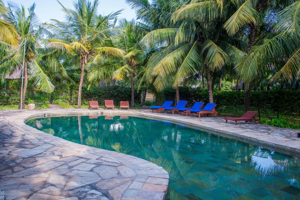 ディアニ・ビーチにあるVilla Mozillaのヤシの木が茂るスイミングプール