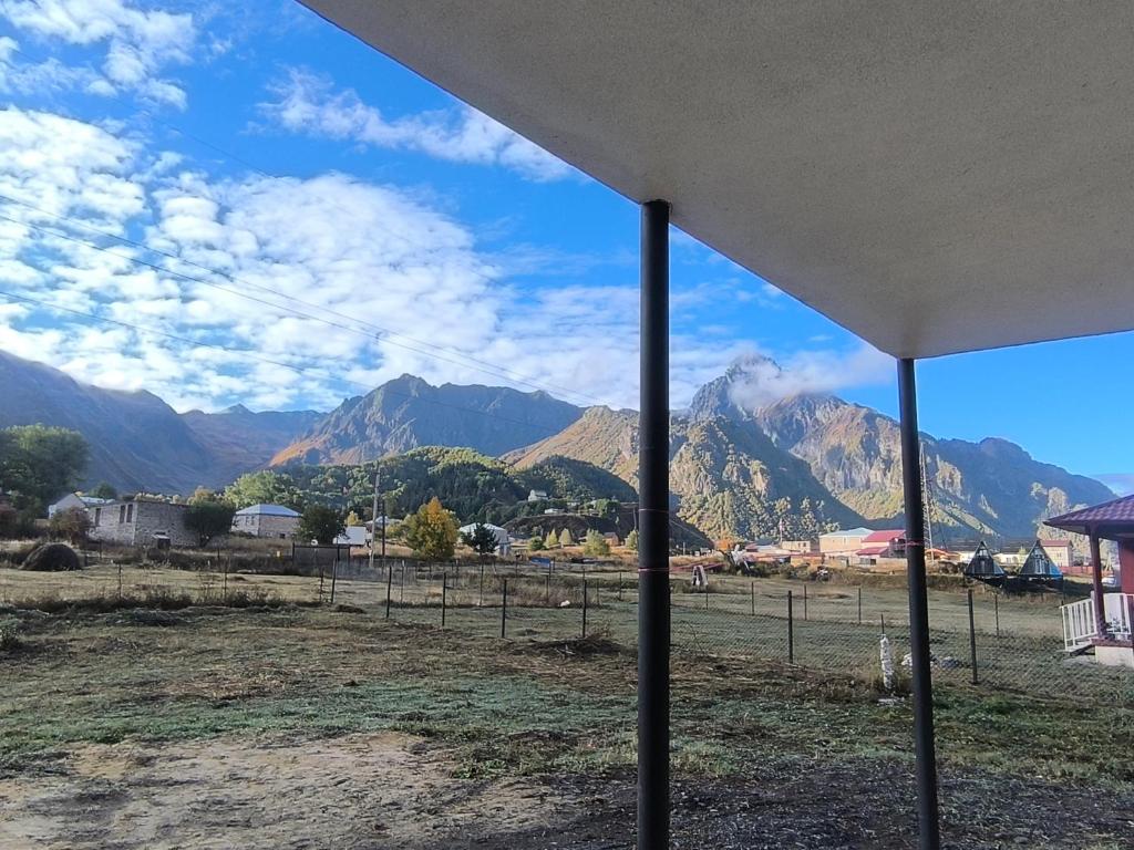 Hostel Cozy House في Sioni: منظر للجبال من منزل مزود بمظلات