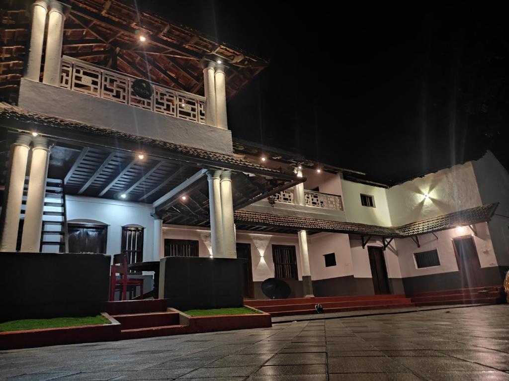 Traditional 4 Bedroom Villa - Sukun Heritage في كانور: منظر لمبنى في الليل