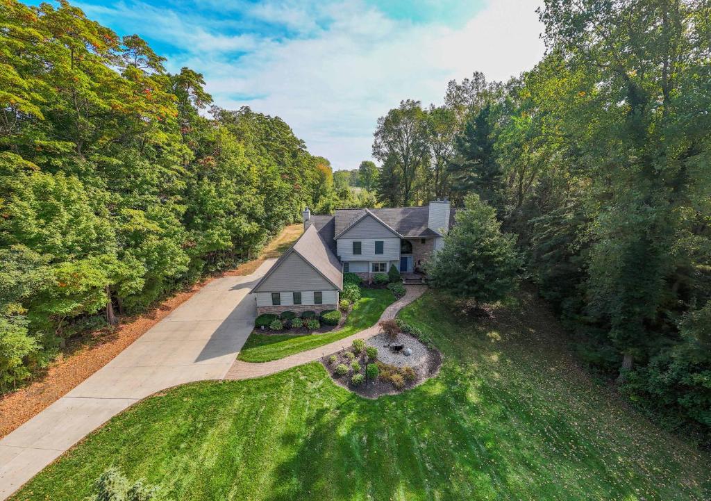 una vista aérea de una casa en el bosque en Off The Hook Spacious Home with Pool Firepit Large Yard, en South Haven