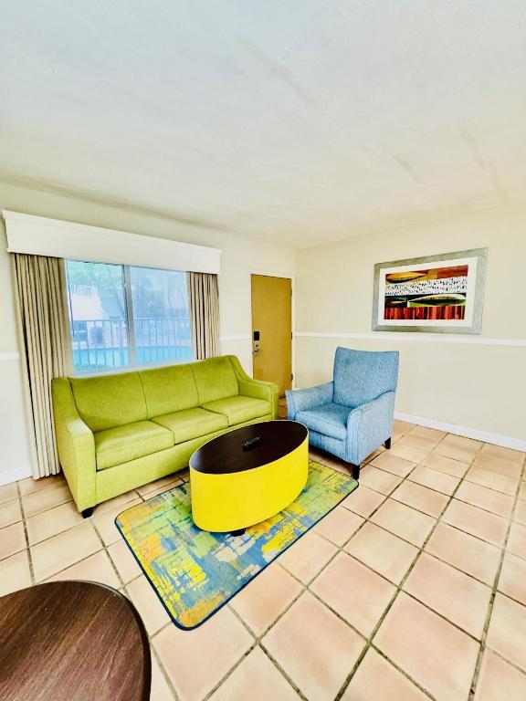 Silver Seas Beach Resort - 