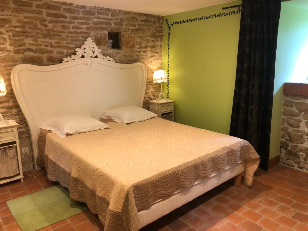 a bedroom with a bed in a room at Les Eaux Calmes in Talcy