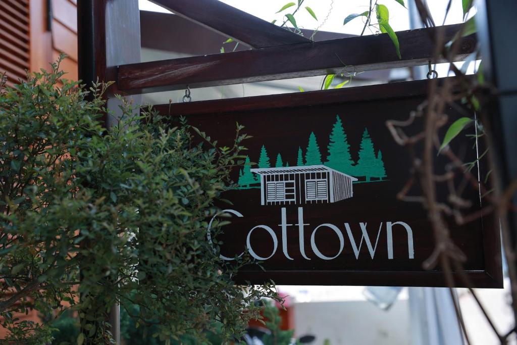 Un letrero para un símbolo de ohm en un edificio en Cottown homestay, en Khu Chi Lăng