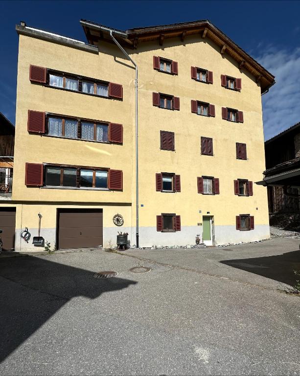 a large brick building with a lot of windows at Bavegna in Parsonz