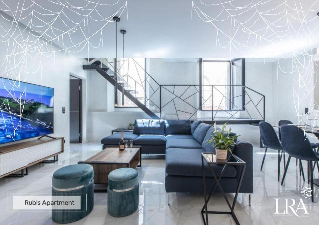 un soggiorno con un divano blu e una TV di Résidence Topaze - Central - Luxurious - 50m Croisette Palais - LRA CANNES a Cannes