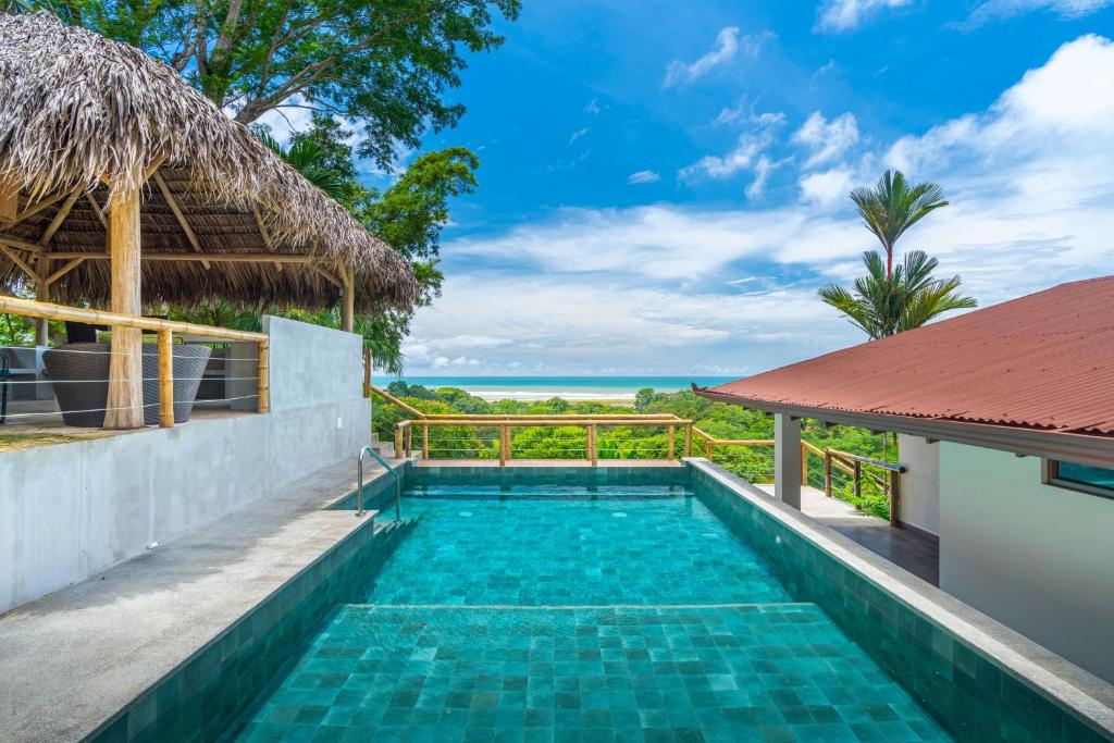 La alberca dentro o cerca de New-gated-panoramic Sunset Ocean View-pool-4 Suite
