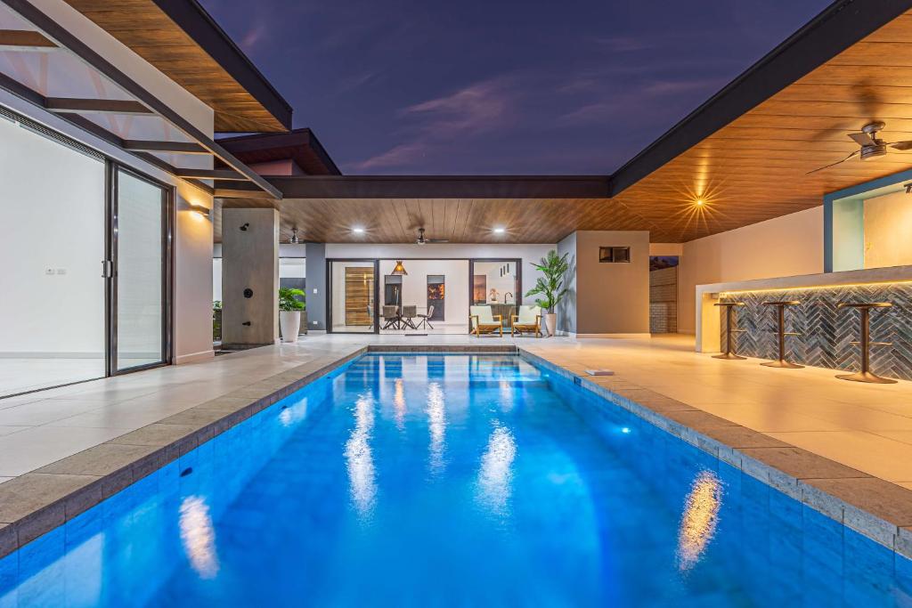 - une piscine dans une maison dans l'établissement Uvita-new Luxury-sleeps 6-private Pool-huge Patio, à Uvita