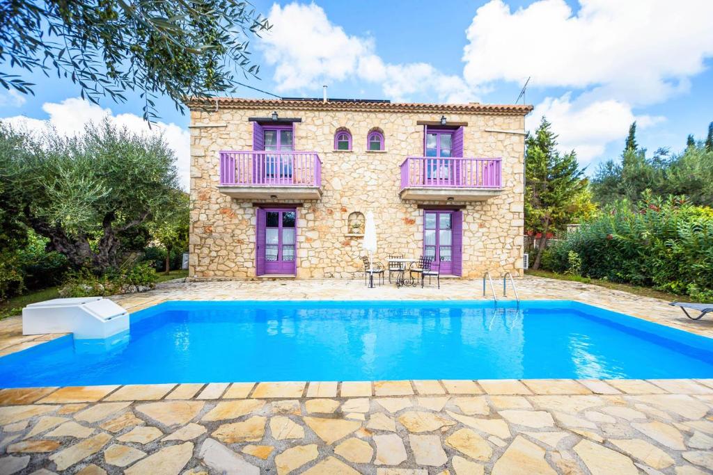 une villa avec piscine devant une maison dans l'établissement Villa Carolina, à Áyios Dhimítrios