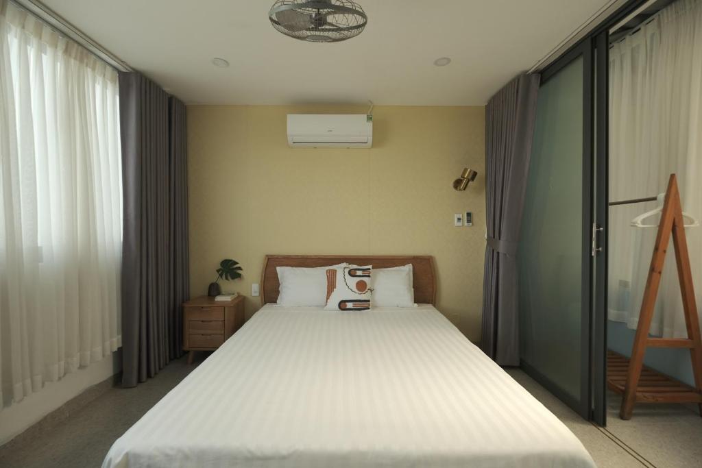 une chambre avec un grand lit et une fenêtre dans l'établissement Kim Homestay in Hue, à Thôn Lại Thê