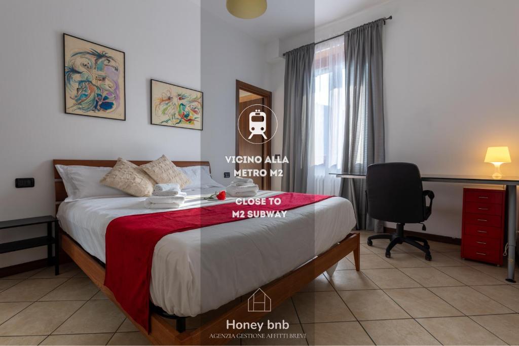 una camera da letto con un letto con una scrivania e una sedia di La Tana di Mart - Zona Navigli - Vicino Metro a Milano