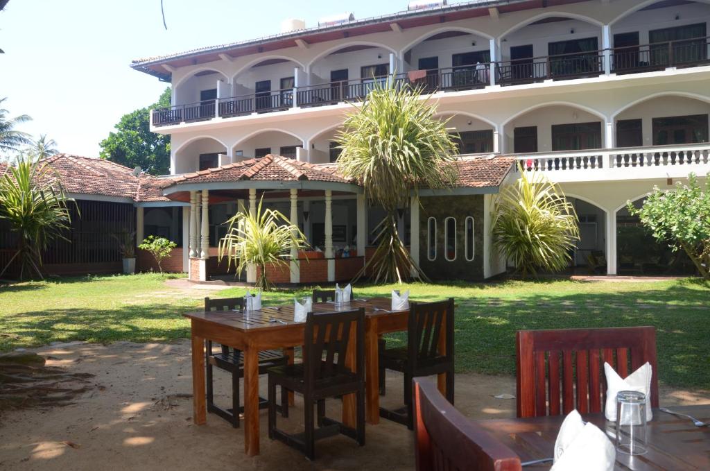 Zahrada ubytování Sri Gemunu Beach Resort