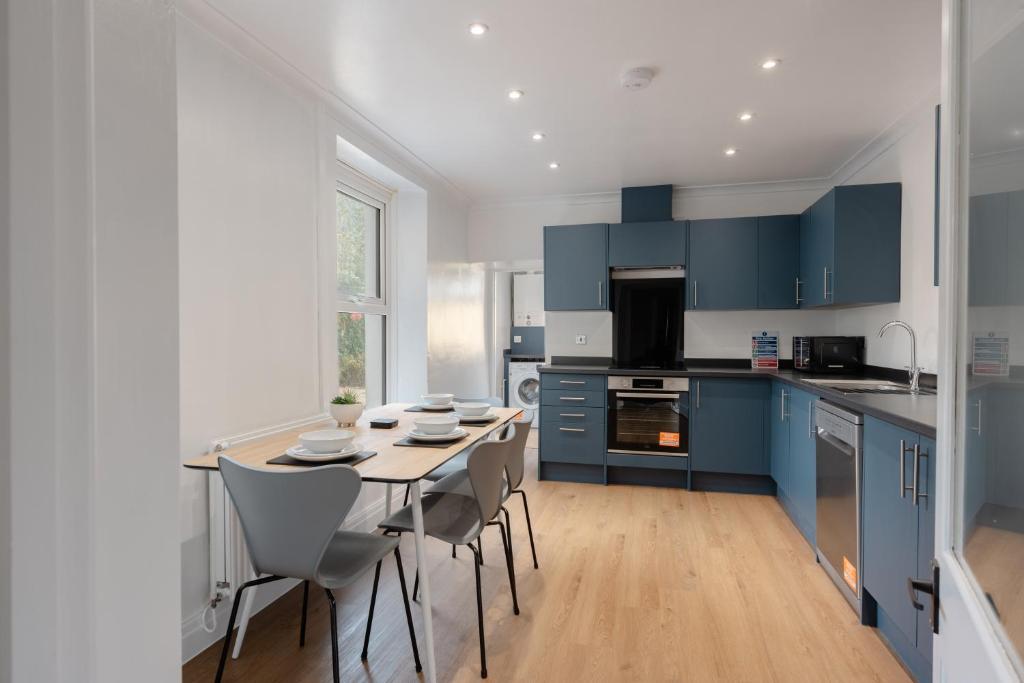 O bucătărie sau chicinetă la 4-Bedroom Coastal Getaway in Pembroke Dock