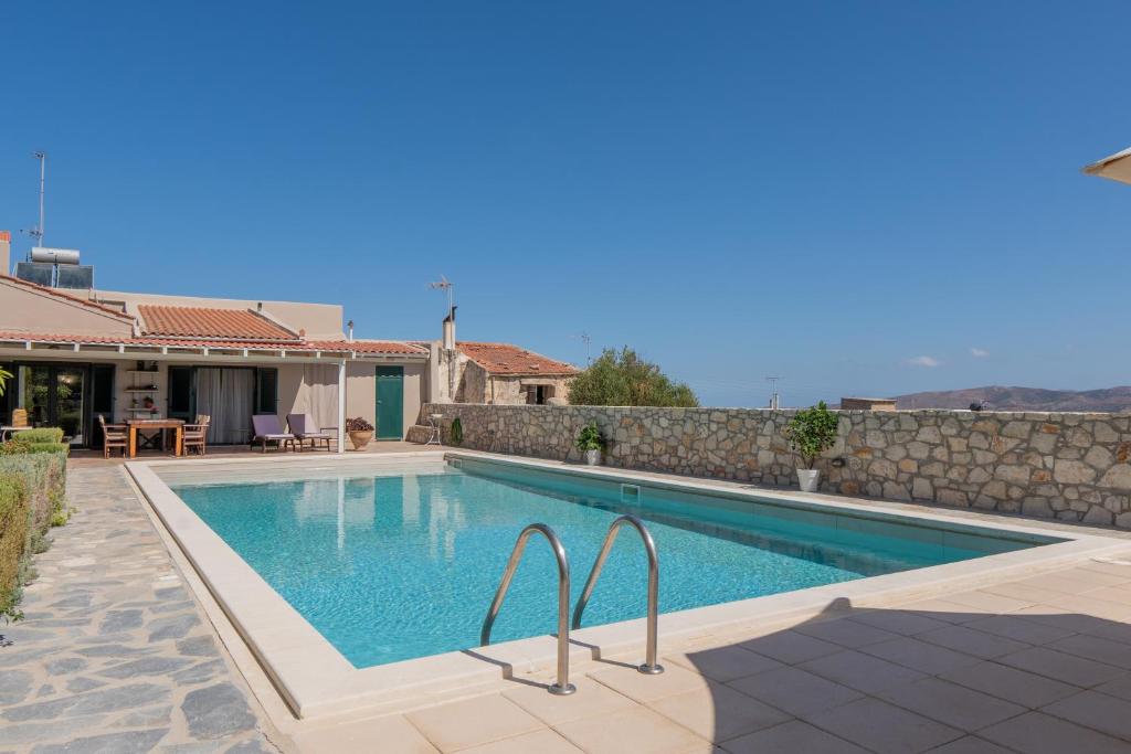 Πισίνα στο ή κοντά στο Villa Helidona with Private Pool