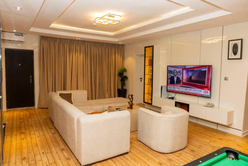 Μια τηλεόραση ή/και κέντρο ψυχαγωγίας στο Steeze Apartment