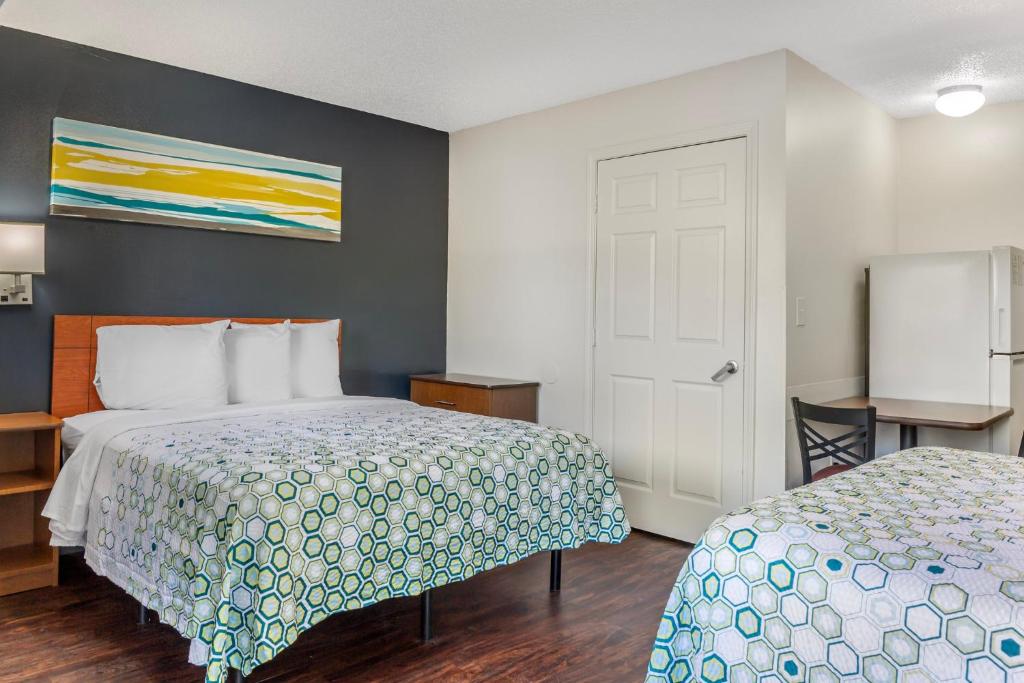 HomeTowne Studios by Red Roof Louisville - 