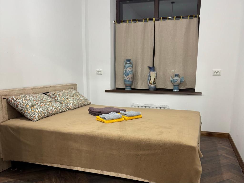 a bedroom with a bed with two towels on it at Red House in Chok-Tal