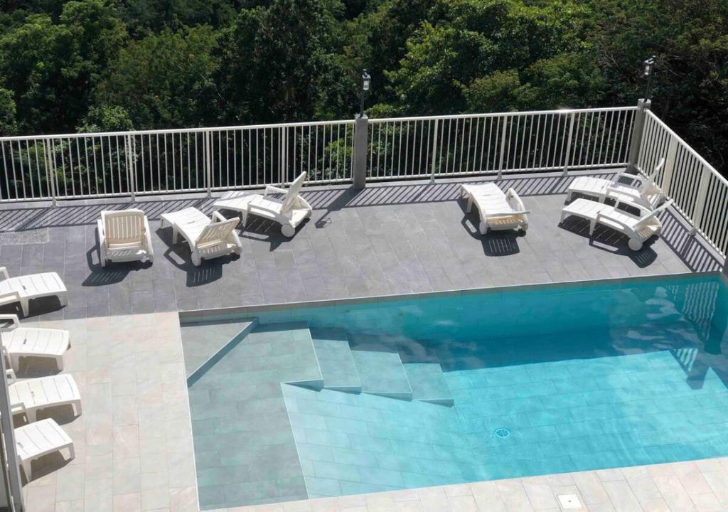 Bazén v ubytování EDEN-RÉSIDENCE Le SAINTE-LUCIE Vue Mer et Piscine nebo v jeho okolí