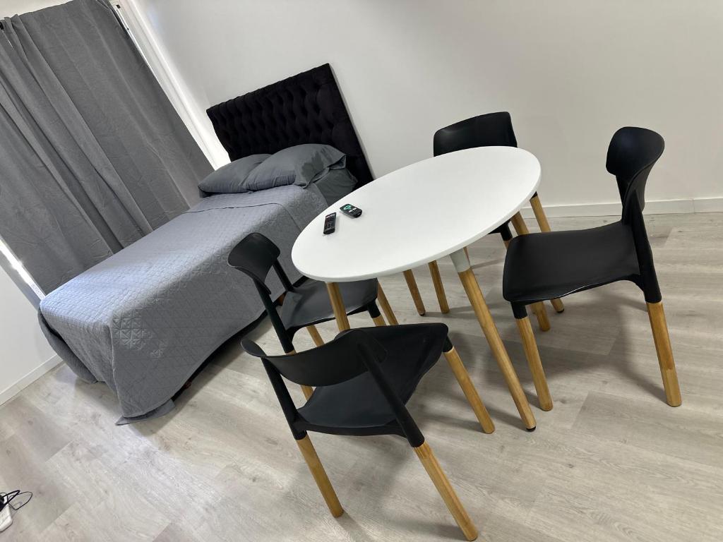 einen Tisch und Stühle in einem Zimmer mit einem Bett in der Unterkunft MOVISTAR ARENA PREMIUM THAMES 56 8 piso 812 Cocheras y Seguridad in Buenos Aires