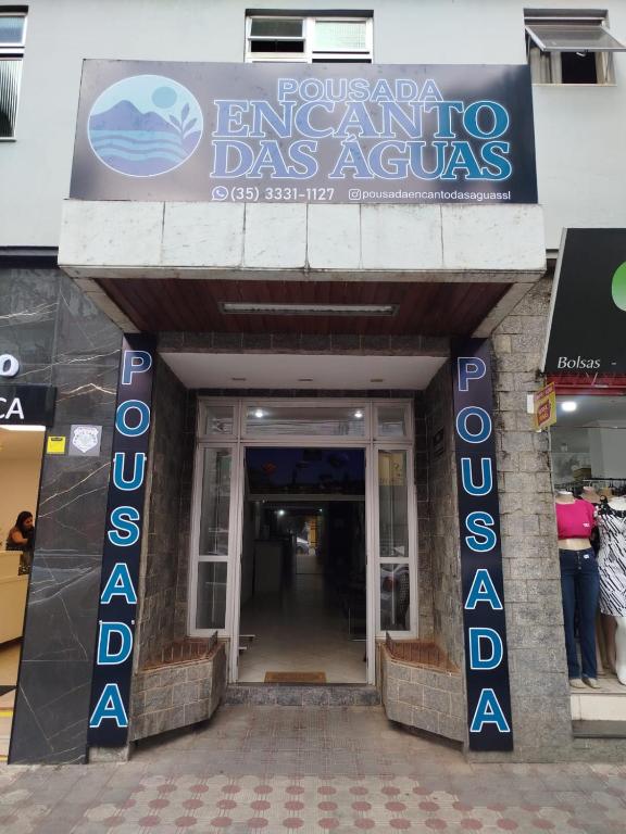 a building with a sign on the front of it at Pousada famíliar no Centro com café da manhã incluso in São Lourenço