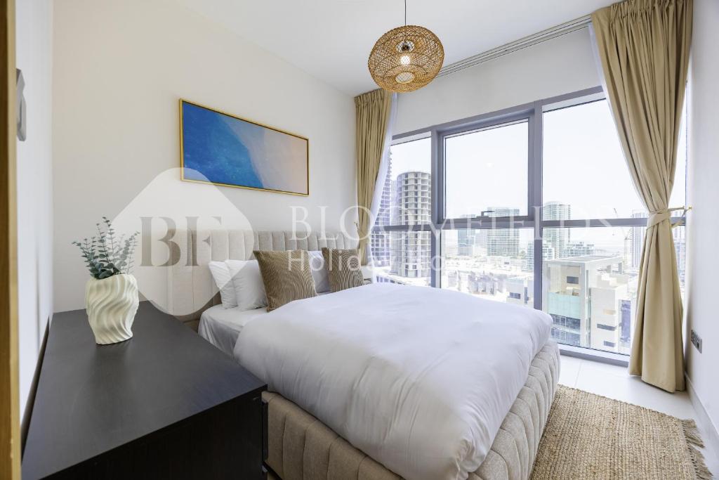 MushayribにあるBloomfields Iconic 2 Br Radiant Boulevard Reemのベッドと大きな窓のある寝室