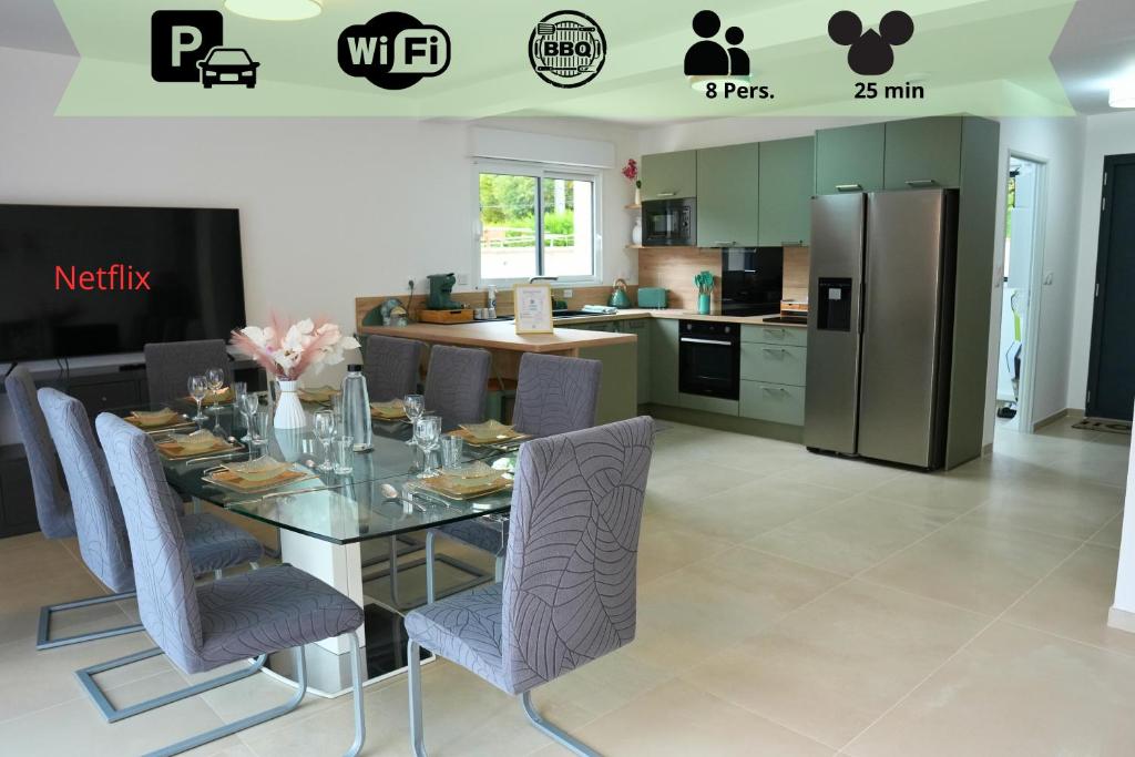 una cucina con tavolo in vetro, sedie e frigorifero di Maison détente & confort près de Disney - 25 min a La Haute-Maison