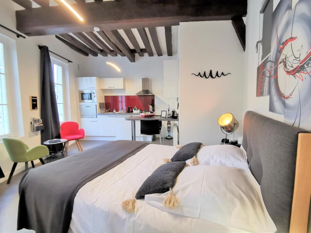 Postel nebo postele na pokoji v ubytování Le Saint-Aignan, centre , parking à tarif préférentiel, 3 étoiles