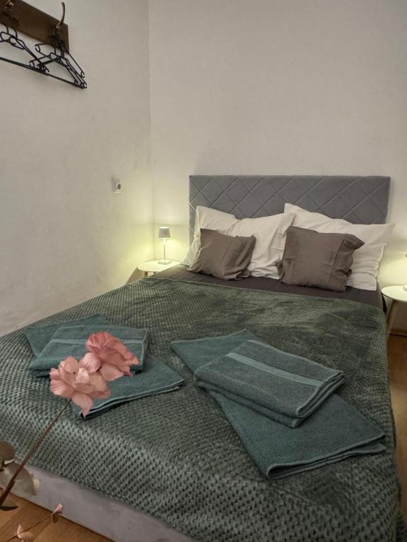 Ένα ή περισσότερα κρεβάτια σε δωμάτιο στο Perfekt für Familien oder Freunde nahe der Kirche