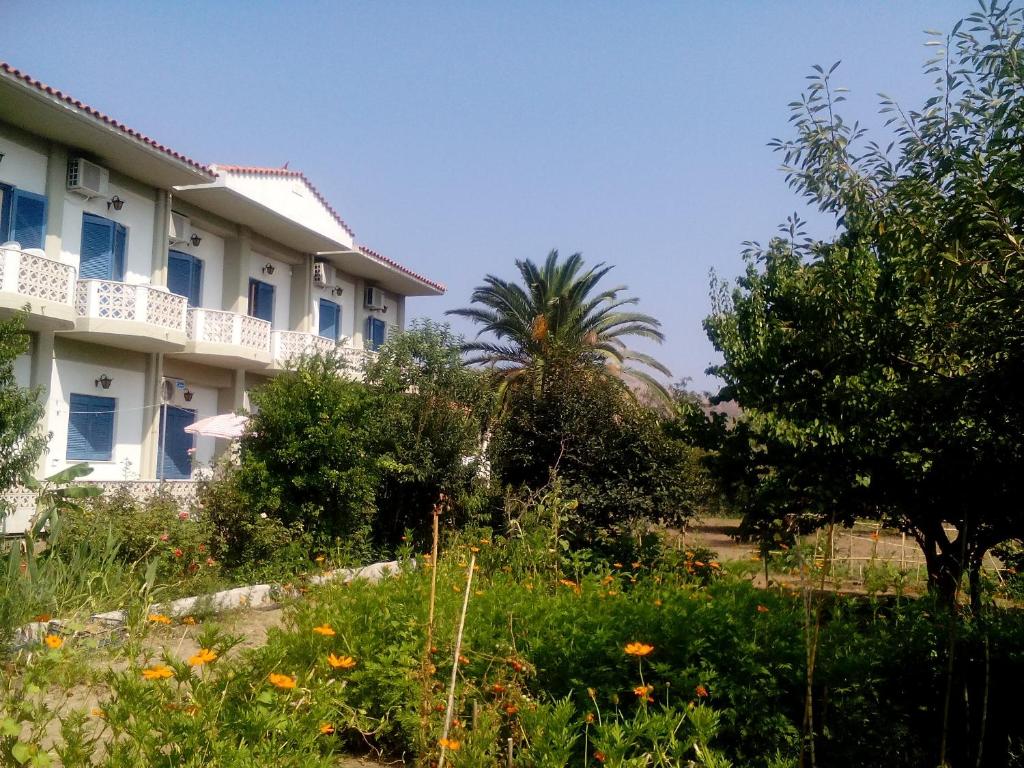 ein Hotel mit einem Garten vor einem Gebäude in der Unterkunft Guesthouse Karidia in Skala Eresou