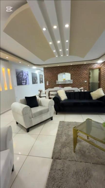sala de estar con 2 sofás y sofá en KHadma vip, en Banī Ghālib