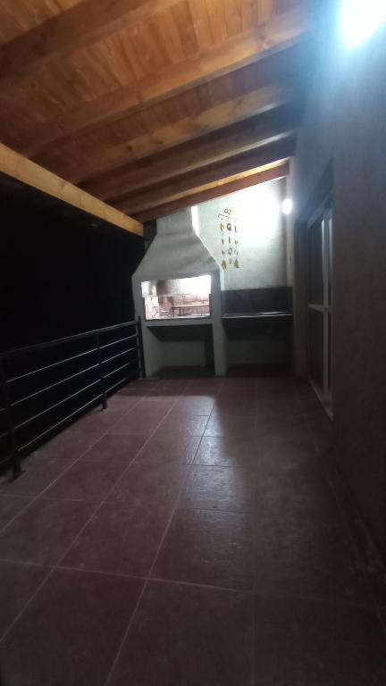 ein leeres Zimmer mit einem Licht an der Decke in der Unterkunft Balcones del Rio in Santa Rosa de Calamuchita