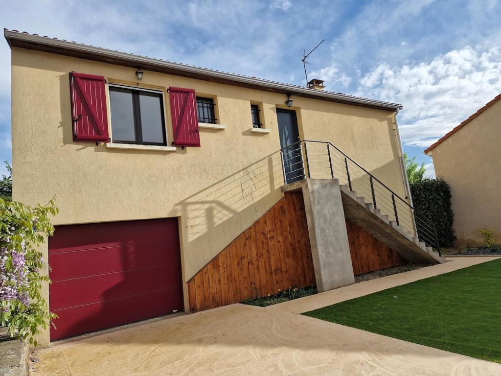 Das Gebäude in dem sich das Ferienhaus befindet