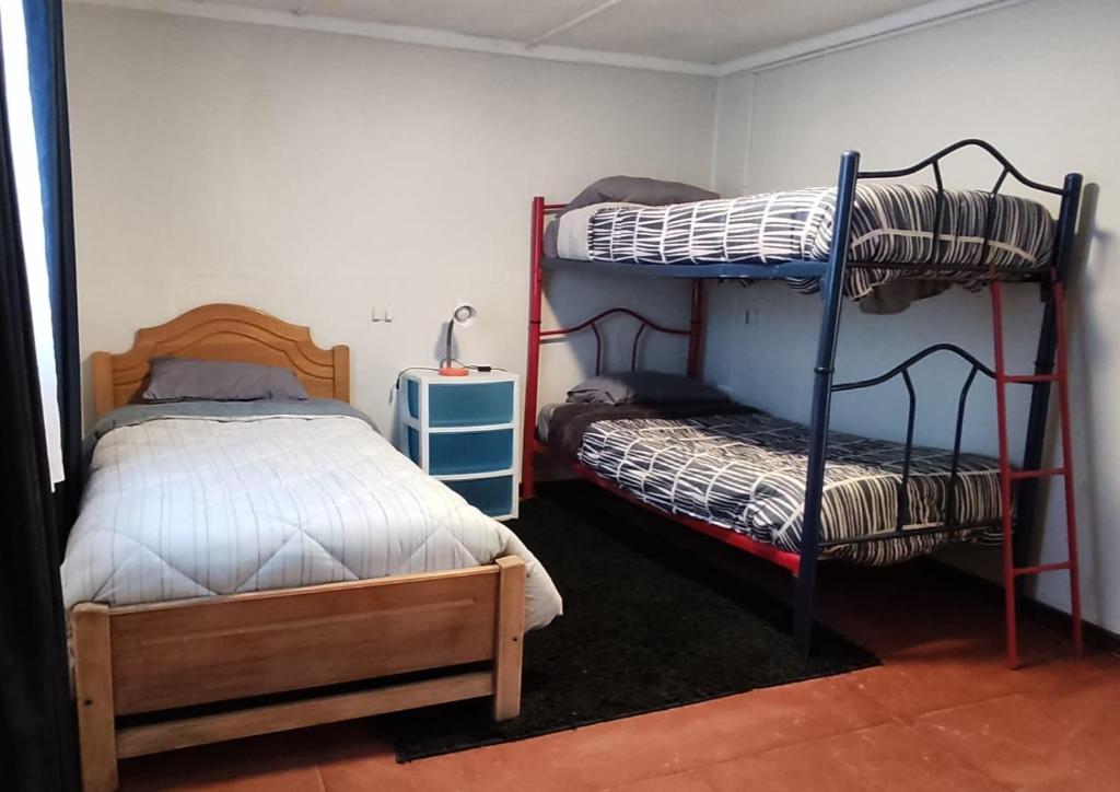 Un pat sau paturi într-o cameră la Casa interior 2 pisos, 3 habitaciones, 5 camas 1 plaza