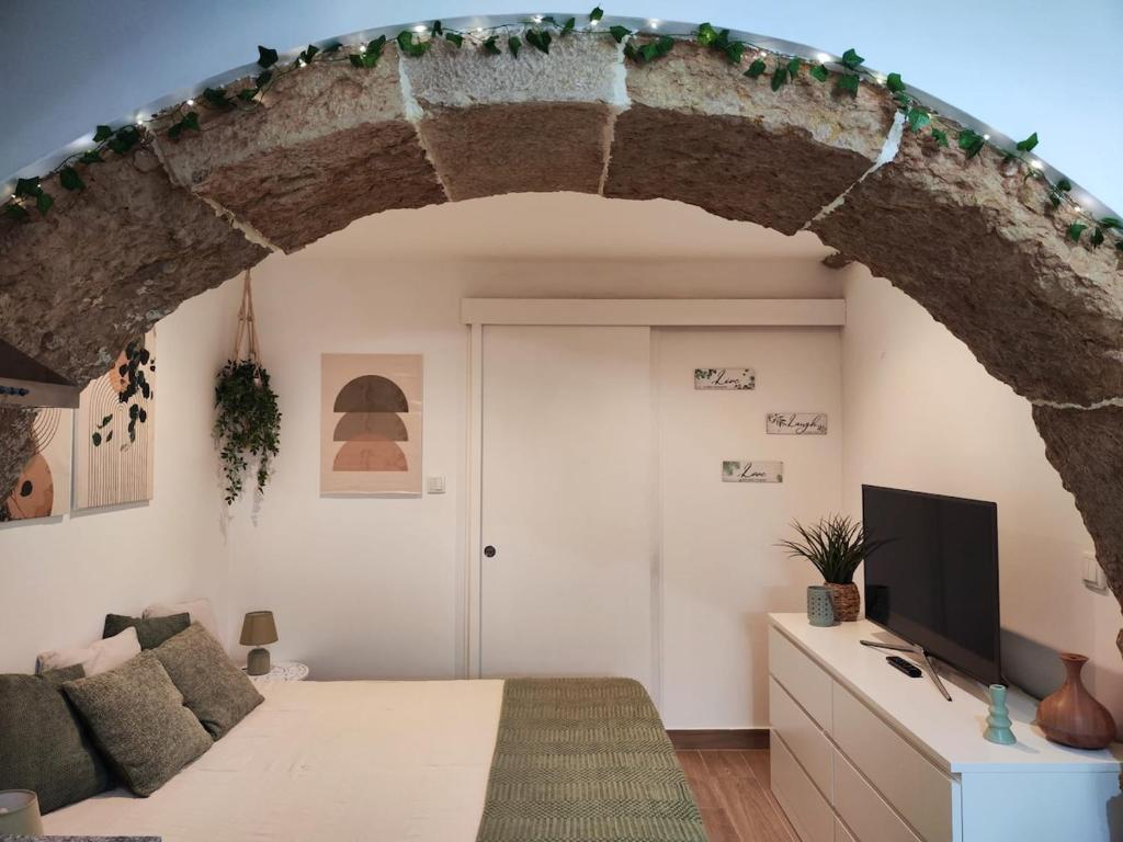 una camera con letto e TV su un comò di Templar Arch Retreat a Tomar