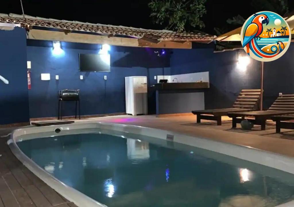 ein Pool bei Nacht mit einem Wasserball in der Mitte in der Unterkunft Casas Araras de Corumbau, Piscina, a 5 Min da Praia in Corumbau