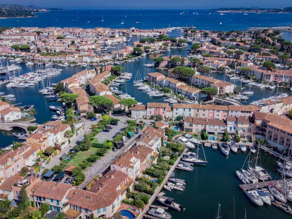 una vista aerea di un porto con barche di Arlore a Grimaud