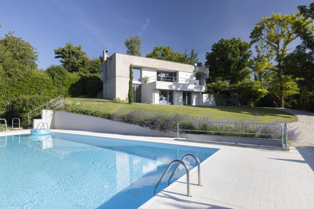une grande piscine devant une maison dans l'établissement Villa Itaca, à Casorzo