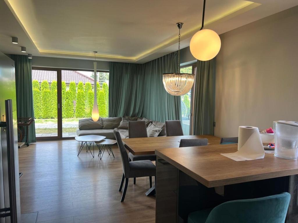 a living room with a table and a couch at Angela 的度假别墅 in Sękocin Stary