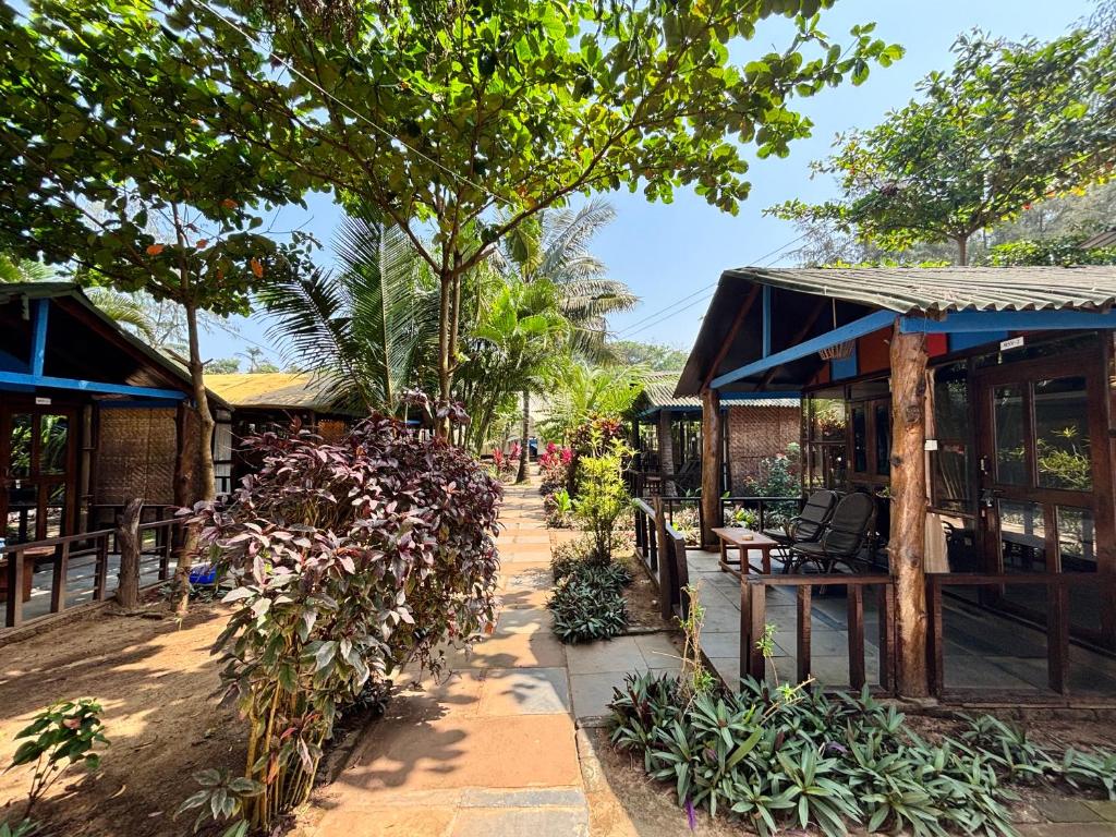 una pasarela frente a un edificio con plantas en Peace Garden Beach Resort, en Canacona
